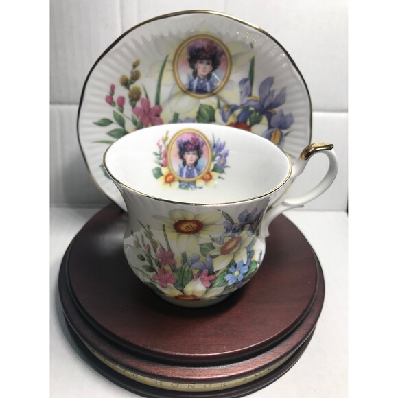 Avon Honor Society Award 1996 Tea Cup & Saucer Set - Picture 1 of 1